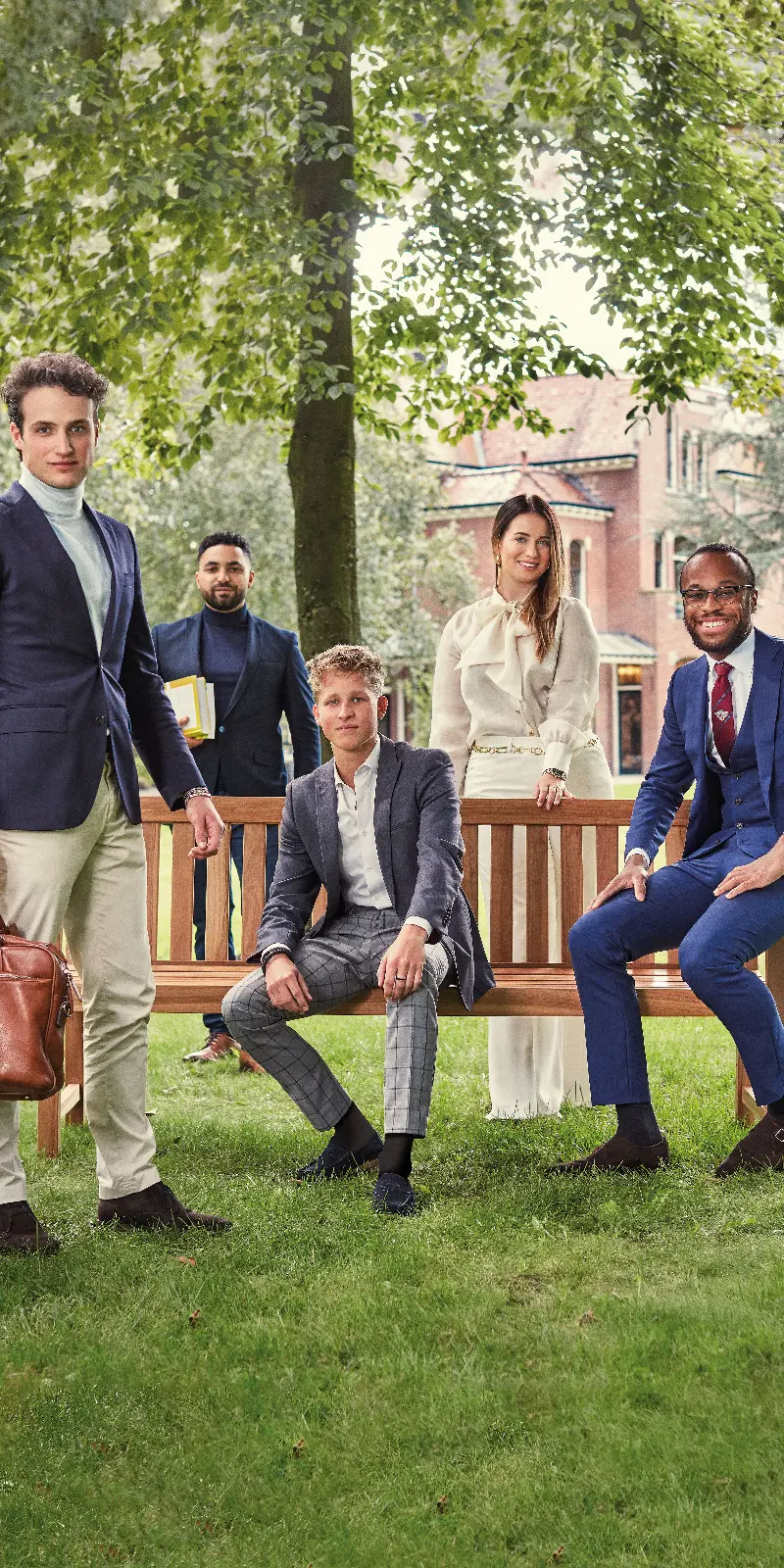 studenten particuliere opleiding bij een bankje op de campus