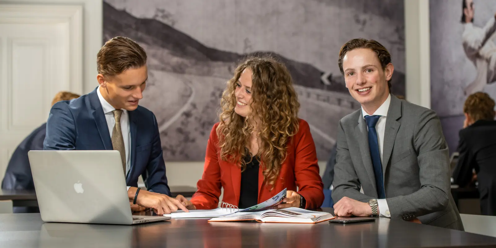 hbo innovation studenten met laptop en boeken