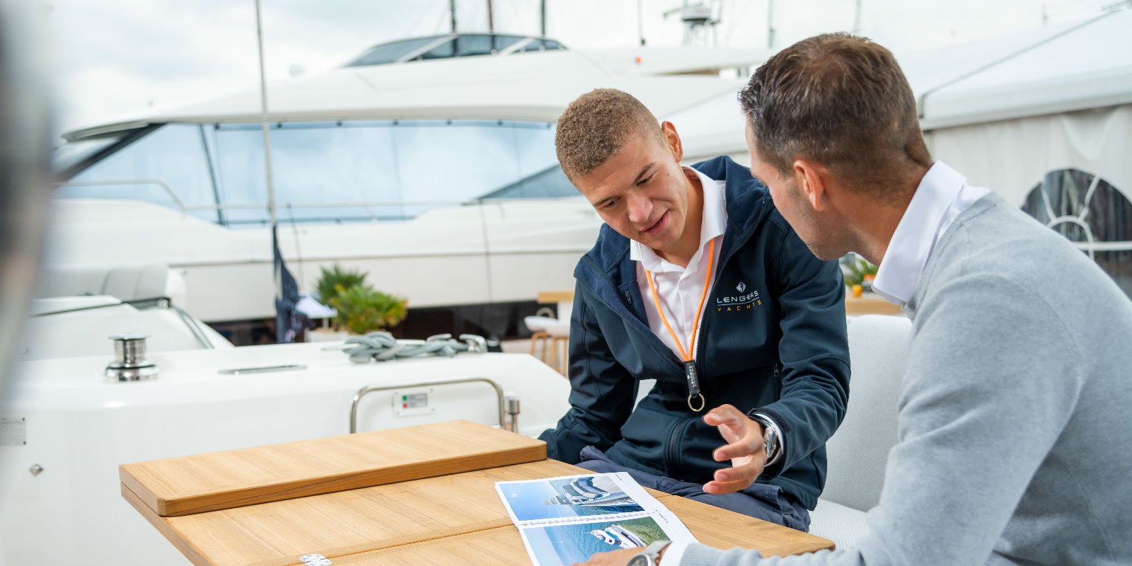 student jachtmakelaar opleiding in een boot naast klant