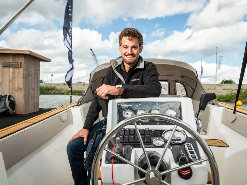 iva student nautische opleiding in een motorboot