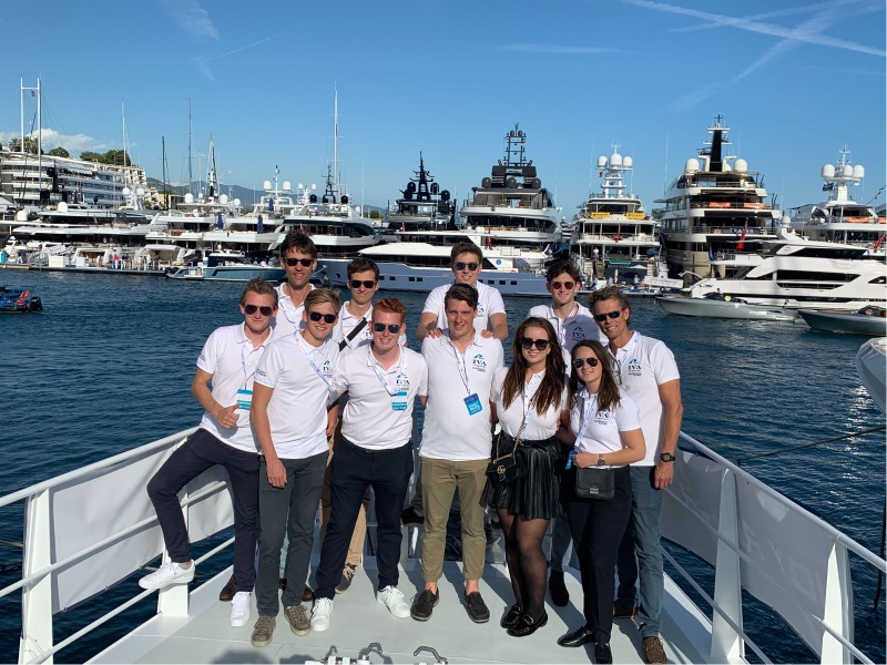 groep studenten van de nautische opleiding op een boot