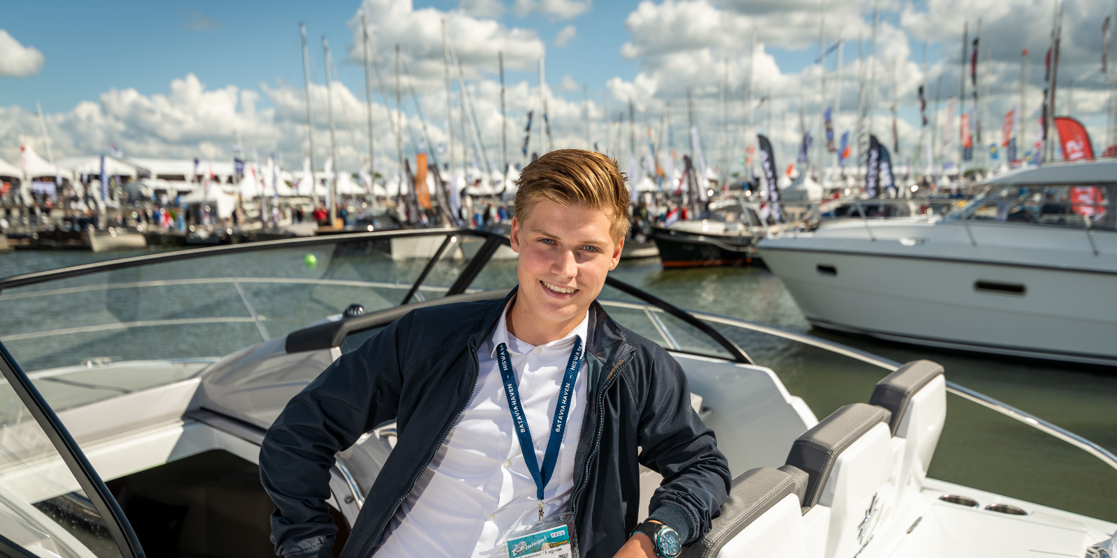 iva watersport opleiding student in boot met uitzicht op jachthaven