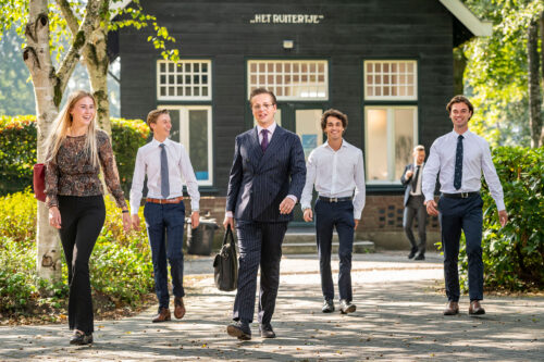 Studenten van IVA Business School op de campus