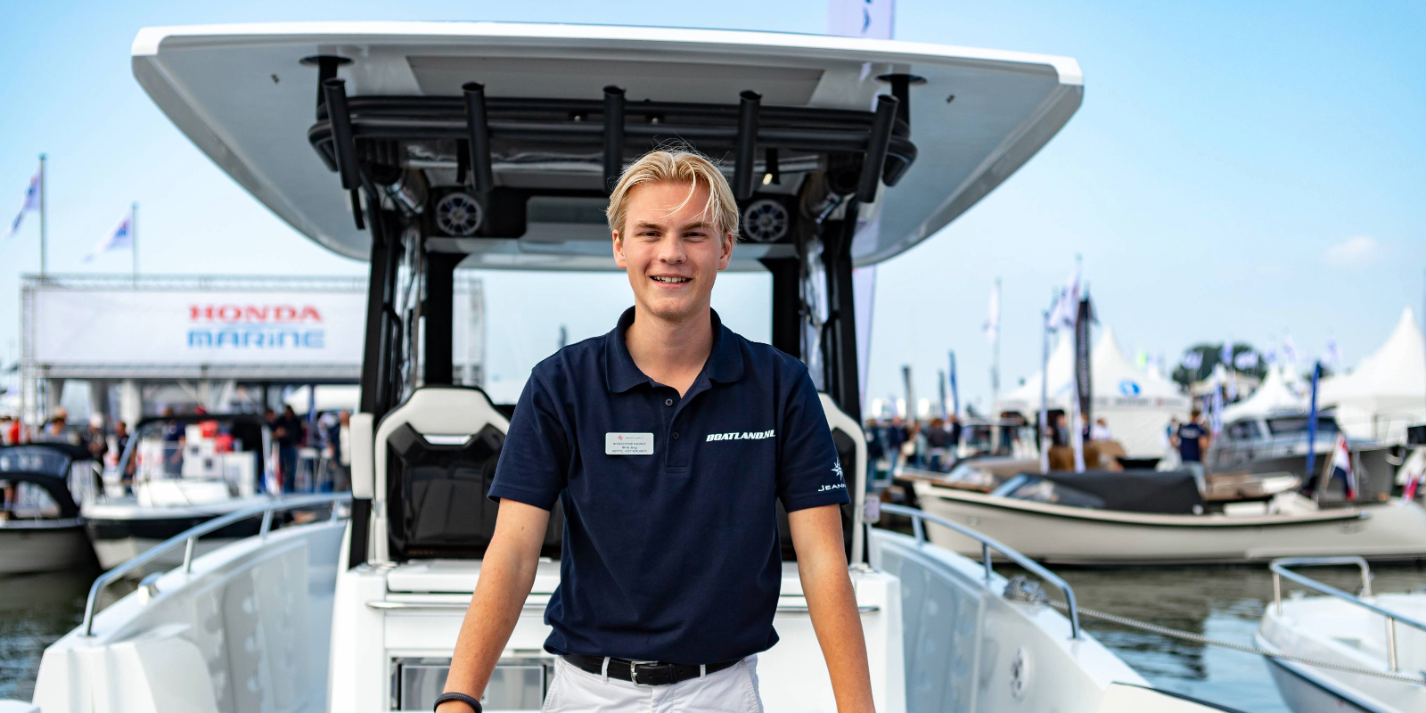 mannelijke nautisch mbo opleiding student op een boot