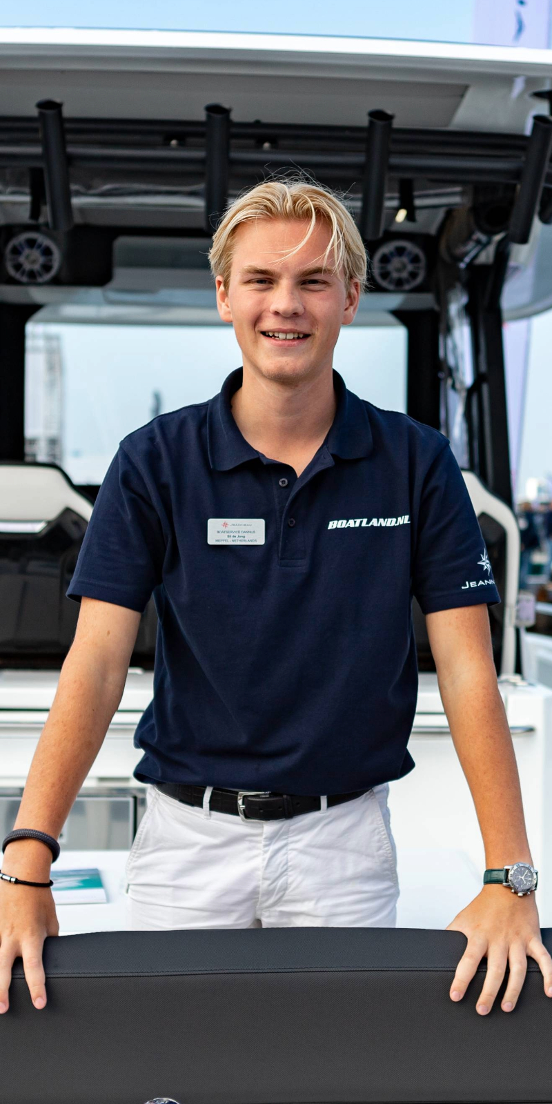 mannelijke nautisch mbo opleiding student op een boot